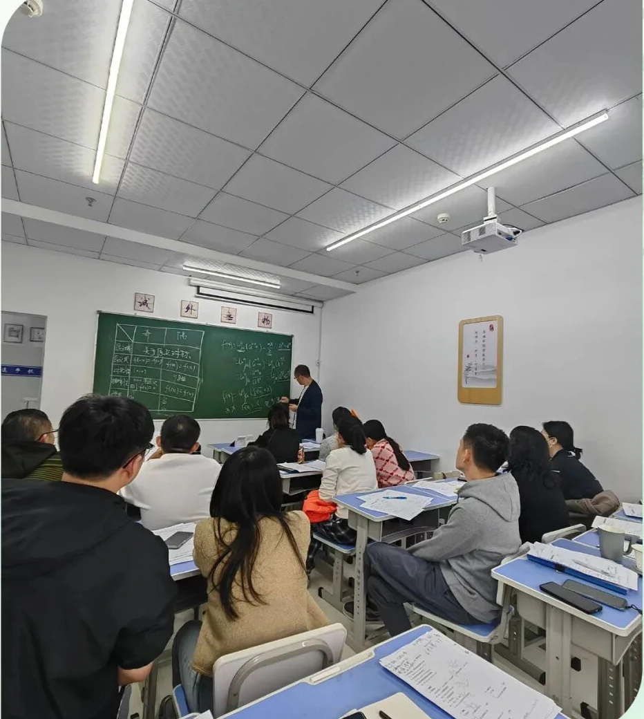 书香逸学校各学科教师在教室开展集体磨课与板书研讨